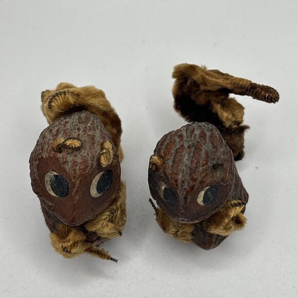 VINTAGE ANTIQUE SALT AND PEPPER SHAKERS SQUIRRELS MADE FROM WALNUTS RARE - Picture 2 of 7